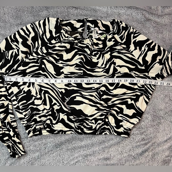 NWT H&M Black/White Balloon Sleeve Crop Top - Picture 4 of 8